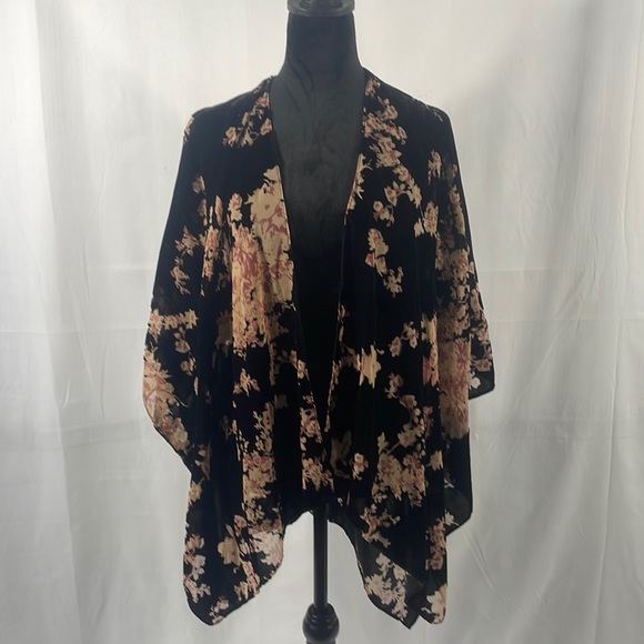 Francesca’s Floral, Cherry Blossoms Velvet Kimono, Black,Pink,Tan,Boho, One Size - Picture 1 of 6
